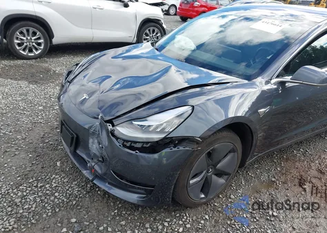 2018 Tesla Model 3 Long Range/Mid Range z USA, uszkodzony, nr VIN 5YJ3E1EA8JF016262